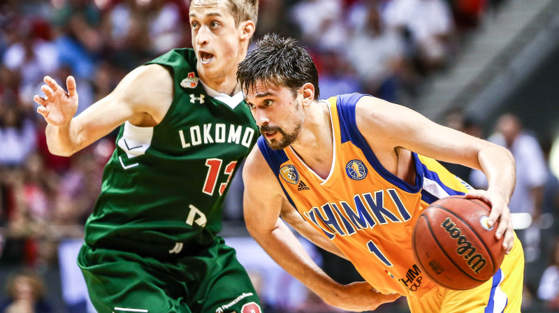 Aleksejs Švedz (Khimki) uzbrukumā Krasnodaras "Lokomotiv-Kuban" grozam
Foto: VTB League