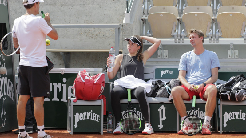 Aļona Ostapenko ceturtdien treniņā ar Andi Jušku un treneri Deividu Teiloru
Foto: AFP/Scanpix