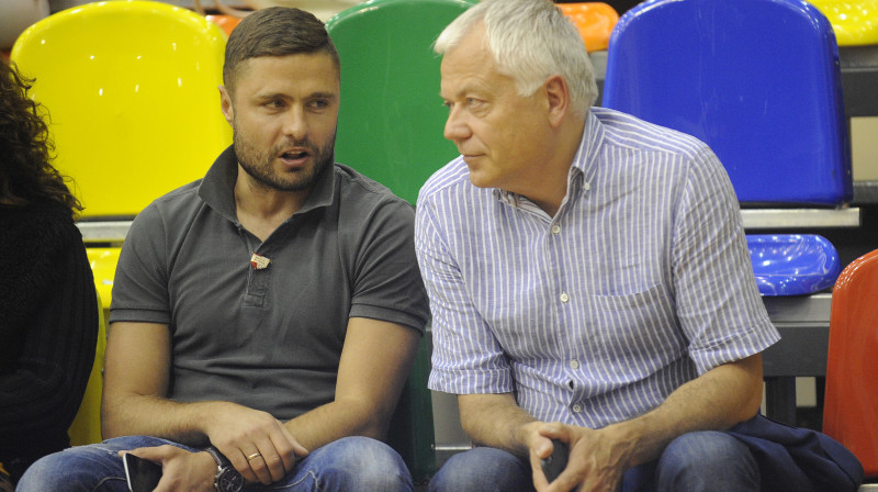 Māris Verpakovskis un Uldis Sesks 
Foto: Romāns Kokšarovs, Sporta Avīze, f64