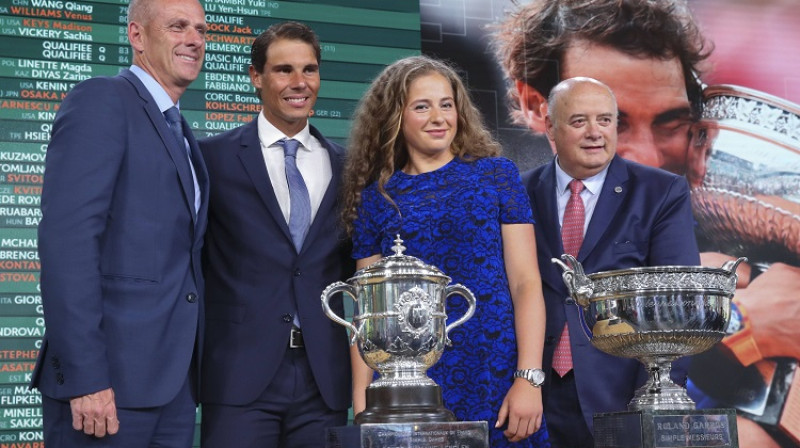 "Roland Garros" direktors Gijs Foržē (Guy Forget), Rafaels Nadals, Aļona Ostapenko, FFT prezidents Bernārs Gudičelli (Bernard Giudicelli)
Foto: imago/Scanpix