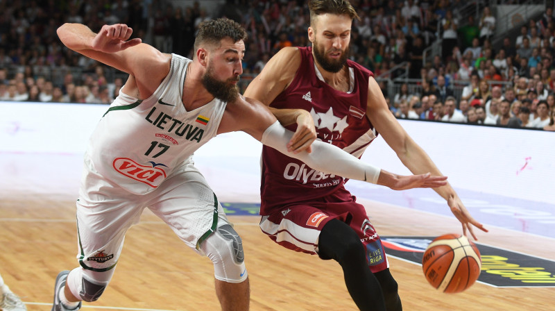 Jons Valančūns un Žanis Peiners 
Foto: Romāns Kokšarovs, Sporta Avīze, f64