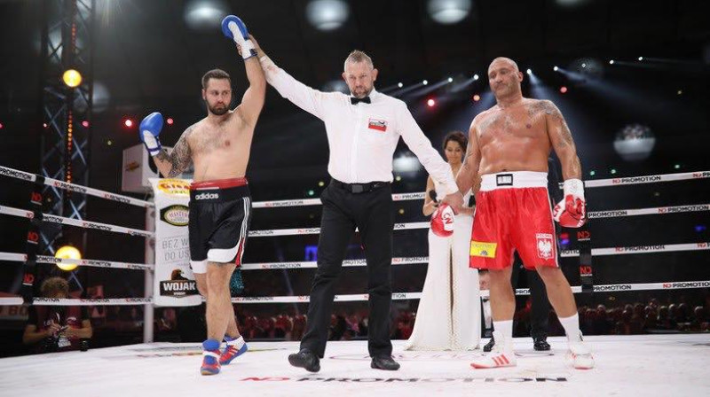 Rihards Biģis (no kreisās) pēc uzvaras pār Mačinu Nejmanu
Foto: SEV ARCH