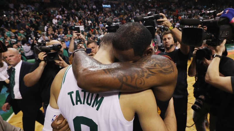 Džeisons Teitums un Lebrons Džeimss
Foto: AFP/Scanpix