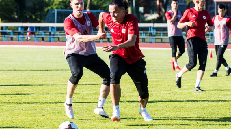 Igors Tarasovs pret Ritvaru Ruginu Latvijas izlases treniņā
Foto: Nora Krevneva-Baibakova (LFF)