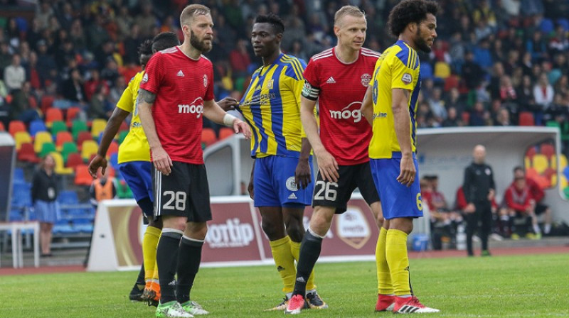 Tamazs Pertija norāda, ka ar argentīniešu centra aizsargiem bija cita "aršana"...
Foto: Mārtiņš Sīlis