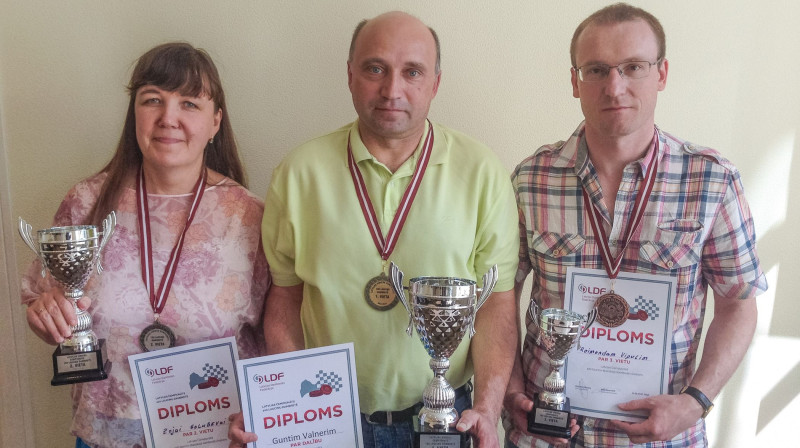 Latvijas labākie dambretisti Zoja Golubeva (no kreisās), Guntis Valneris un Raimonds Vipulis
Foto: Latvijas Dambretes savienība