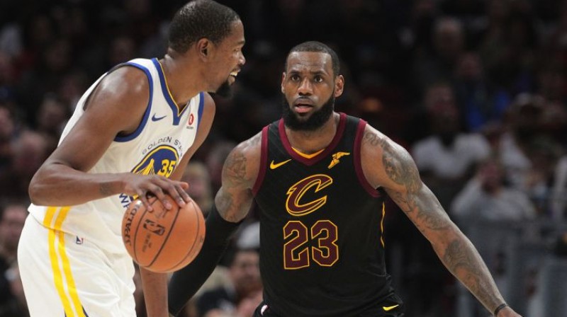 Kevins Durents pret Lebronu Džeimsu
Foto:  Akron Beacon Journal/TNS/Sipa US/Scanpix