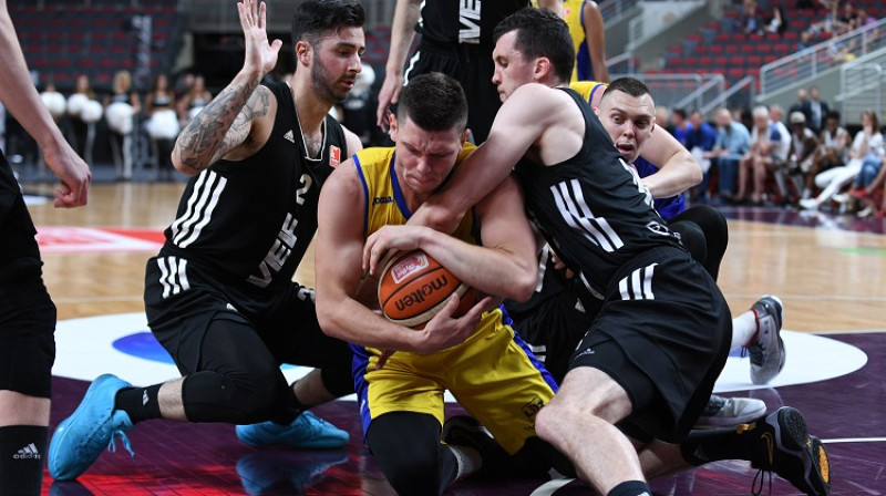 Ventspilnieks Rihards Lomažs VEF aizsargu Aleksa Peresa un Arta Ates ielenkumā
Foto: Romāns Kokšarovs, f64