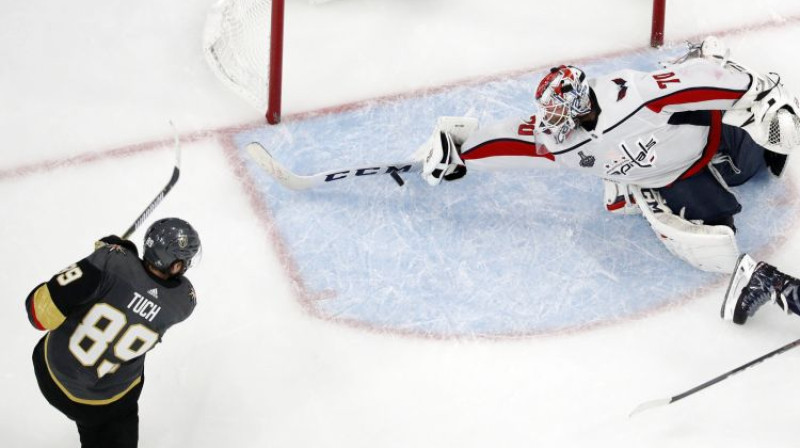 Breidens Holtbijs arī šajā situācijā kaut kādā veidā atvairīja pretinieka metienu
Foto: AP/Scanpix