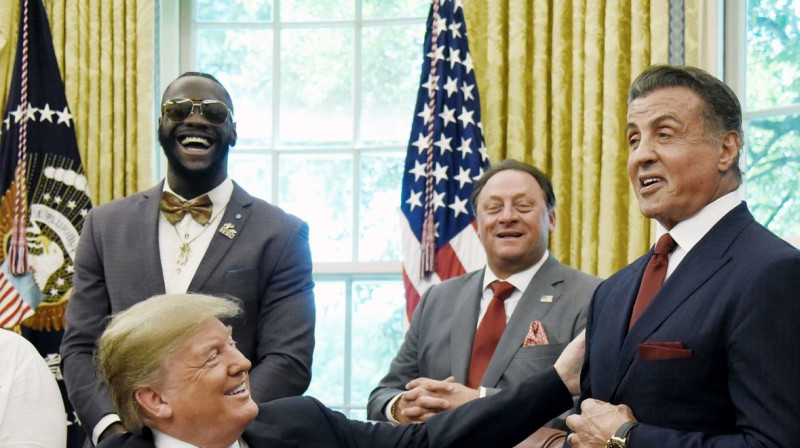 Deontejs Vaiders (tālajā plānā), Donalds Tramps un Silvestrs Stallone 
Foto: news.sky.com