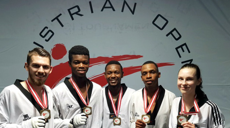 Jolanta Tarvida (pa labi) un vācu kluba medaļas
Foto: tcc-friedrichshafen.de