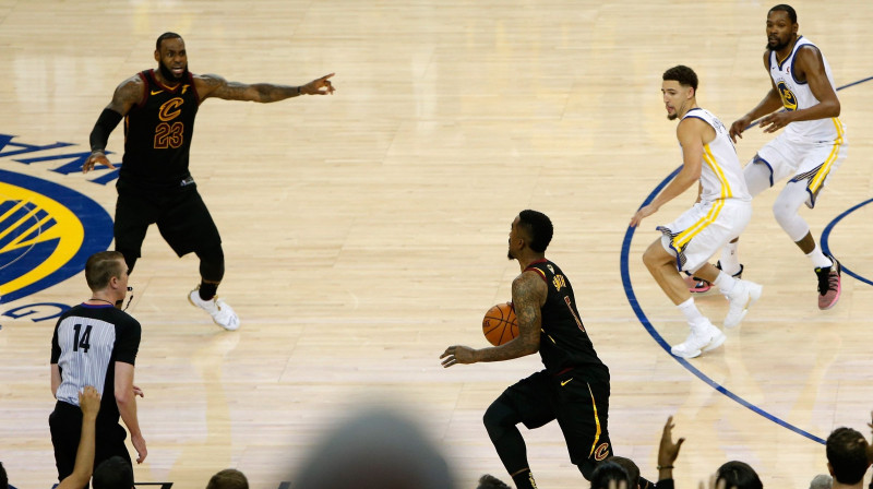 Lebrons Džeimss un Dž. R. Smits
Foto: AFP/Scanpix