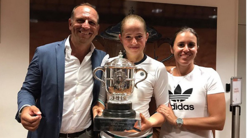 Anabela Medina Garigesa (no labās) līdzās Aļonai Ostapenko viņas triumfa brīdī Parīzē
Foto: A. Medinas Garigesas personīgais arhīvs