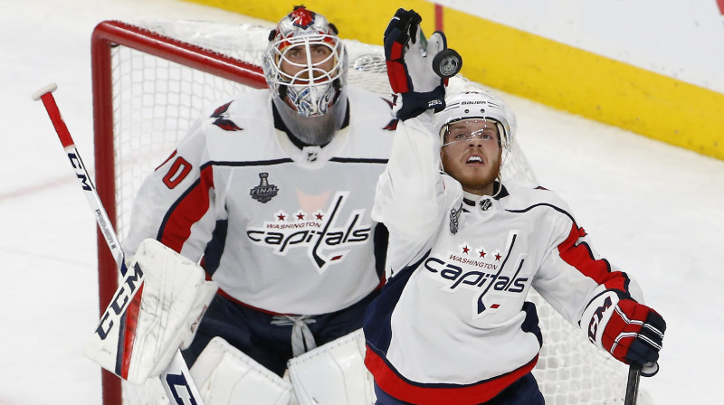 Džons Kārlsons palīdz Breidenam Holtbija atvairīt metienu
Foto: AP/Scanpix