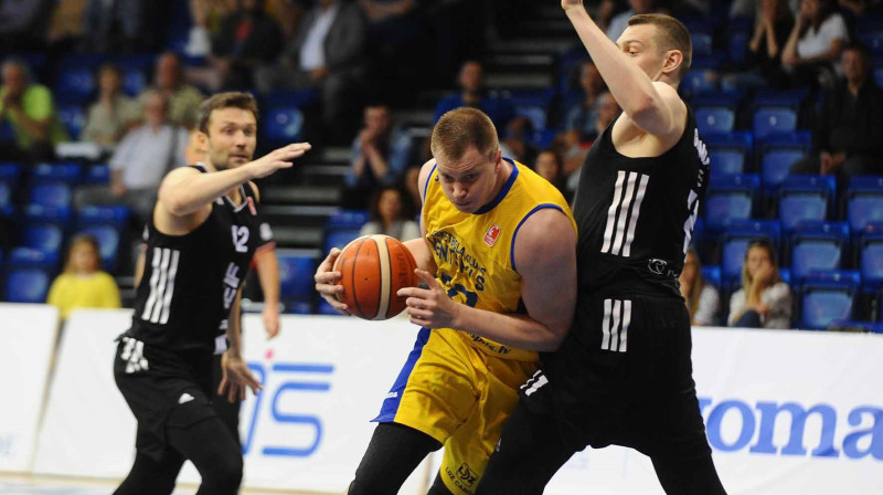 VEF basketbolisti šodien tā arī neprata apturēt Juliusu Juciku
Foto: bkventspils.lv