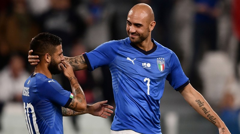 Lorenco Insinje, kurš savā dzimšanas dienā bija Itālijas kapteinis, un vārtu autors Simone Dzadza
Foto: AFP/Scanpix