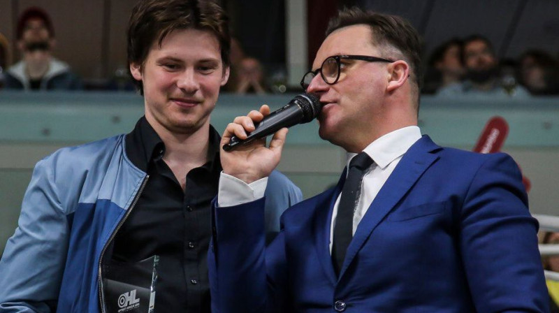 Ivans Ribčiks pēc Latvijas čempionāta labākā uzbrucēja balvas saņemšanas
Foto: Latvijas Hokeja federācija