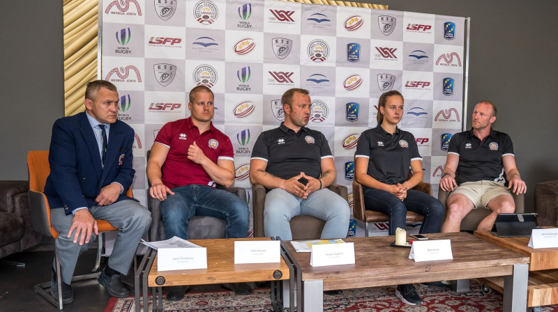 LRF VP Lauris Ērenpreiss (no kreisās), izlases spēlētājs Gatis Purviņš, menedžeri Kaspars Kagainis, Marta Ozola, galvenais treneris Dens Skarboro
Foto: Latvijas Regbija federācija