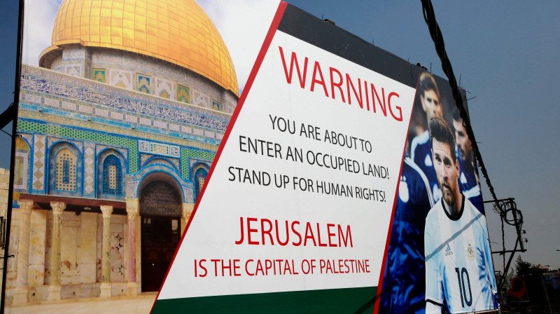 Plakāts, kas aicina Lionelu Mesi domāt par cilvēktiesībām
Foto: AFP/Scanpix