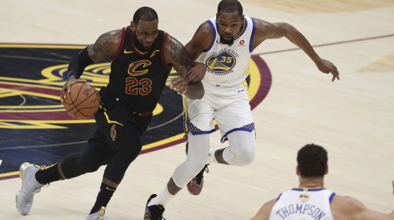 Lebrons Džeimss un Kevins Durents 
Foto: AP / Scanpix