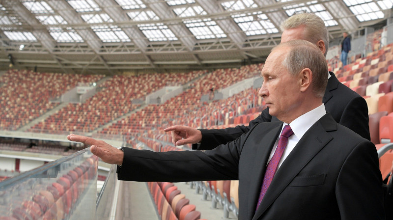 Vladimirs Putins veic inspekciju Lužņiku stadionā 
Foto: Reuters / Scanpix