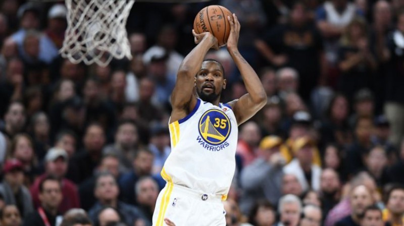 Kevins Durents. Ja labi ieskatās, var pamanīt arī viņa sedzēja Džordža Hila roku, kas labi raksturo "Cavaliers" aizsardzības problēmas Durenta nosegšanā
Foto: USA TODAY Sports/Scanpix