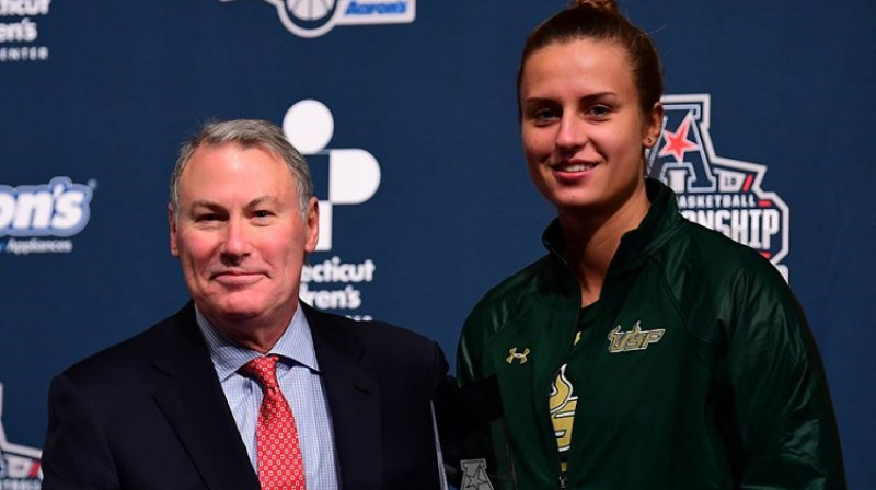 "American" komisārs Maiks Aresko (Mike Aresco) un līgas gada studējošā sportiste Kitija Laksa
Foto: American