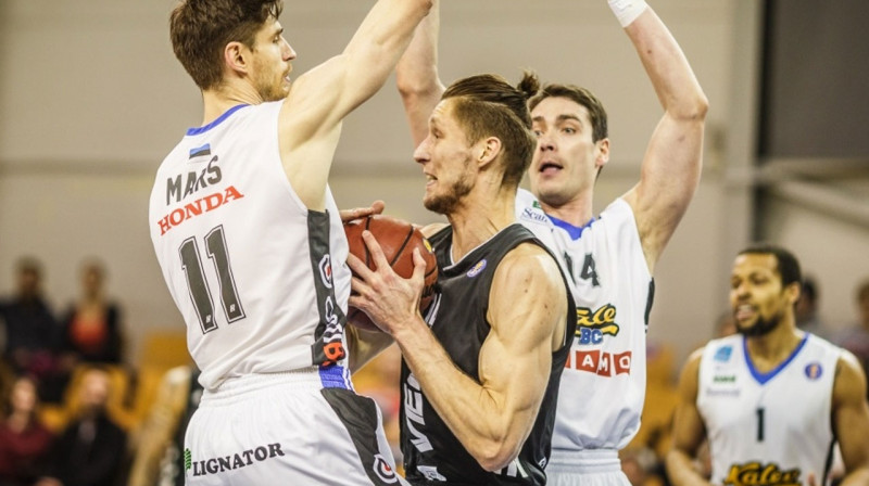Kaspars Bērziņš pretinieku ielenkumā VTB Vienotās līgas spēlē starp "VEF Rīga" un Tallinas "Kalev". 
Foto: Mikus Kļaviņš, vefriga.com