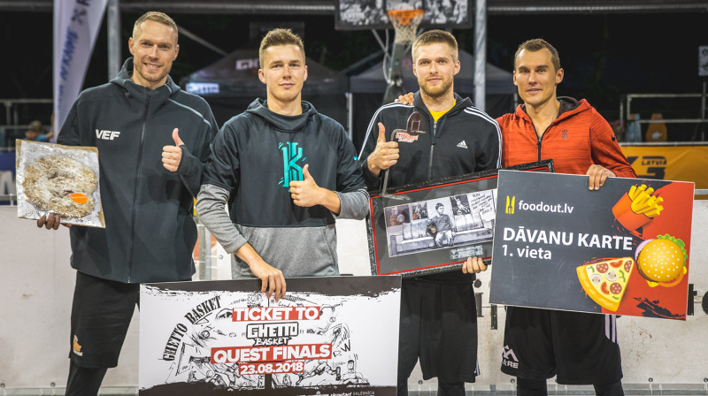 7. jūnija "Ghetto Basket" čempionvienība "Raseliņš" (no kreisās): Gints Antrops, Roberts Pāže, Jānis Antrops, Mārtiņš Šteinbergs
Publicitātes foto