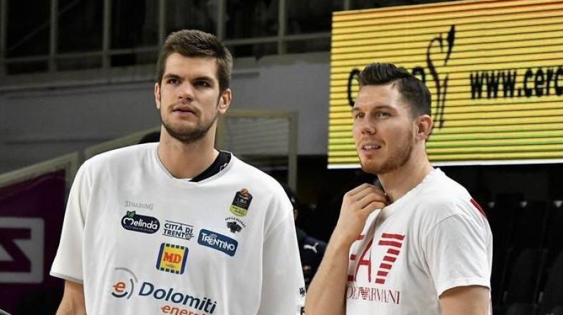Ojārs Siliņš un Dairis Bertāns 
Foto: Aquila Basket