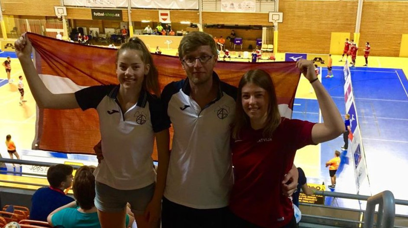 Latvijas meiteņu komandas galvenais treneris Andrejs Odinokovs ar spēlētājām Elzu Rekneri un Lauru Tiltiņu
Foto: Odinokova Facebook profils