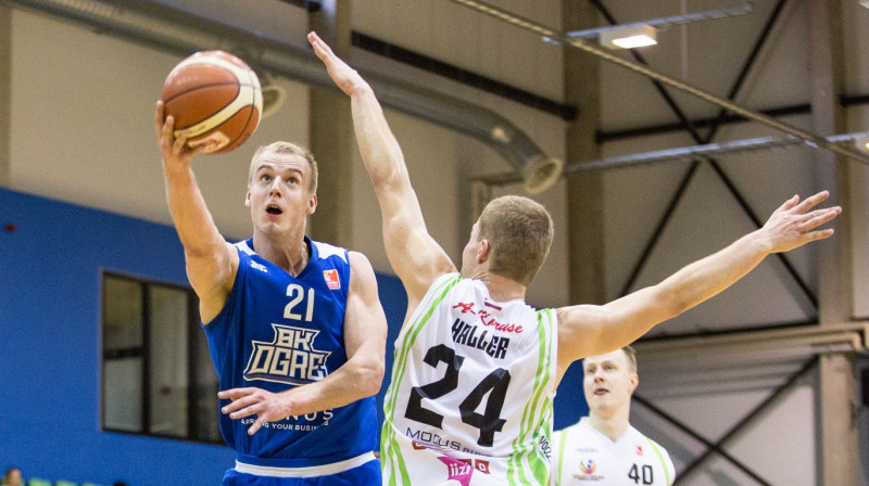Ogrēnietis Kristaps Dārgais un Valkas/Valgas aizsargs Egerts Hallers
Foto: bkogre.lv