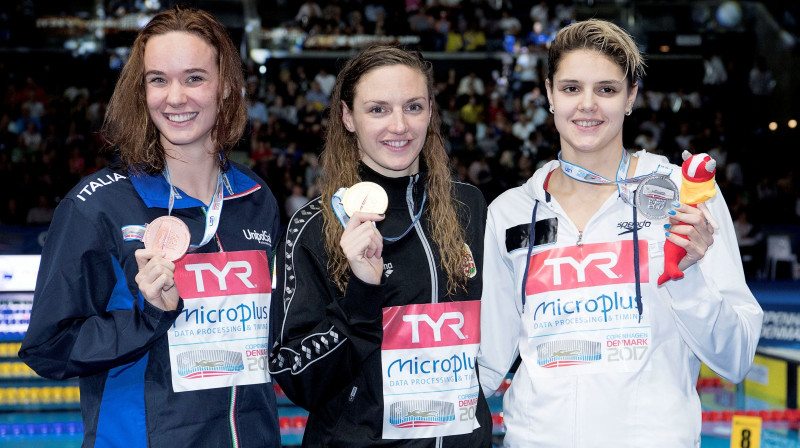 Ukrainas peldētāja Darina Zevina (pa labi) pēc sudraba izcīnīšanas 2017. gada Eiropas čempionātā īsajā baseinā
Foto: Reuters/Scanpix