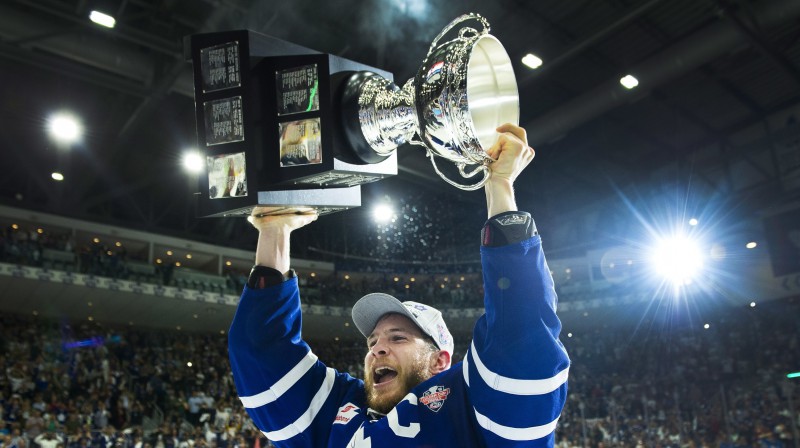 Toronto "Marlies" kapteinis Bens Smits ar Kaldera kausu
Foto: AP/Scanpix