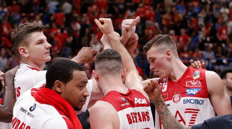 Dairis Bertāns ar komandas biedriem
Foto: Olimpia Milano