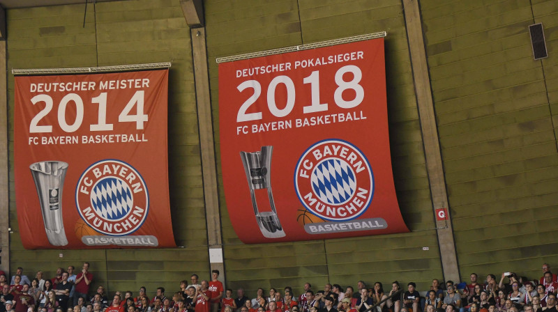 Čempionu baneri pie Minhenes arēnas griestiem 
Foto: imago / Scanpix