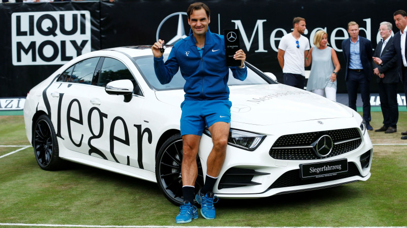 Rodžeram Federeram gan trofeja, gan Mercedes atslēgas
Foto: Reuters/Scanpix
