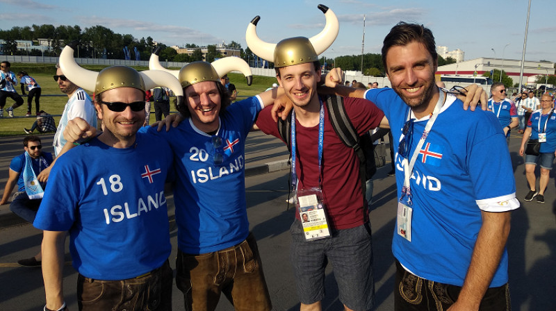 Bloga autors kopā ar laimīgajiem islandiešu līdzjutējiem pēc PK finālturnīru debijas pret Argentīnu