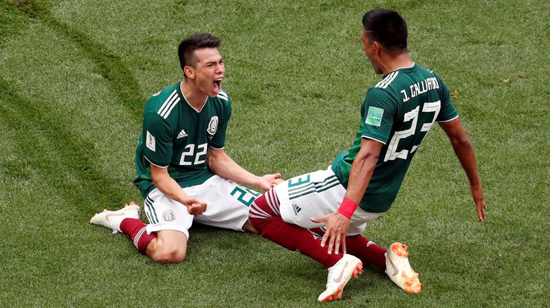 Īrvings Losano un Hesuss Galjardo priecājas pēc vārtu guvuma. 
Foto: Reuters/Scanpix