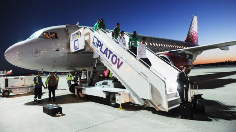 Par spīti ķibelei Saūda Arābijas izlase galamērķi sasniedza sveika un vesela
Foto: Reuters/Scanpix