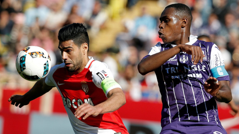 Radamels Falkao un Isa Diops
Foto: Reuters/Scanpix