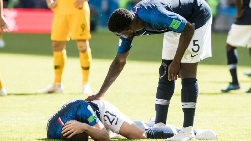 Lukass Ernandess nokritis uz laukuma spēlē pret Austrāliju
Foto: Peter Dovgan/UK Sports/SIPA/Scanpix