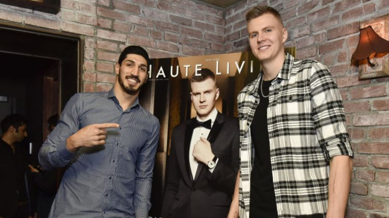 Eness Kanters un Kristaps Porziņģis
Foto: AFP/Scanpix