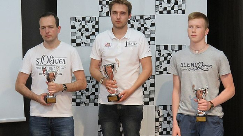 Baltijas zonālā turnīra medaļnieki Artūrs Neikšāns (no kreisās), Ņikita Meškovs un Pauļus Pultinēvičs
Foto: Latvijas Šaha federācija