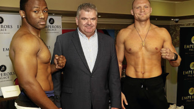 Ričards Bolotņiks  (no labās) pēc svēršanās procedūras kopā ar Thabiso Mčunu
Foto: boxingscene.com