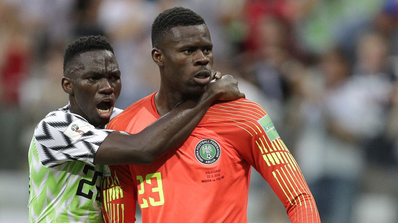 Frensiss Uzoho saņem apsveikumus pēc Gilvi Sīgurdsona nerealizētā 11 metru soda sitiena.
Foto: AP/Scanpix