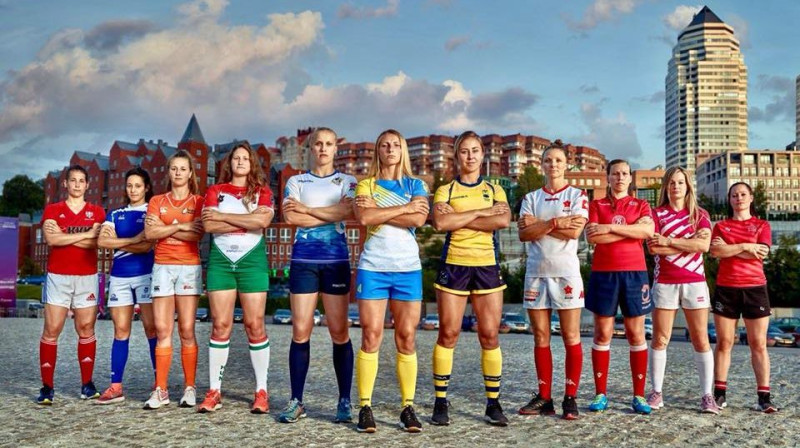 Latvijas sieviešu regbija-7 izlases kapteine Zane Sirsniņa-Kukaine (otrā no labās) oficiālajā fotosesijā