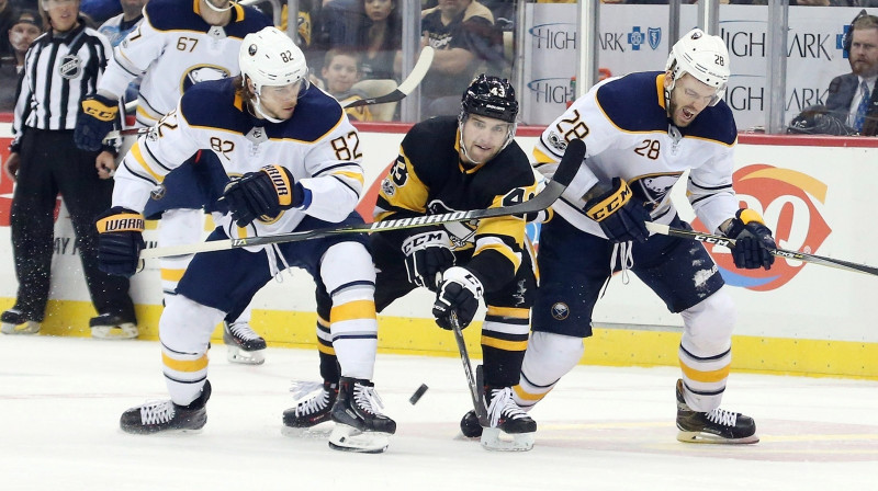 Konors Šīrijs ''Penguins'' kreklā cīņā pret nākamo komandas biedru Zemgu Girgensonu (pa labi)
Foto: Sipa USA/Scanpix