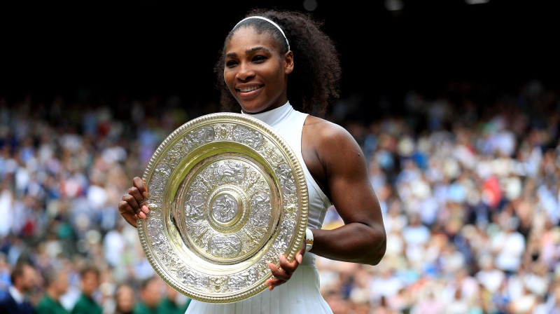 Serēna Viljamsa ar Vimbldonas trofeju
Foto: PA Wire/Scanpix