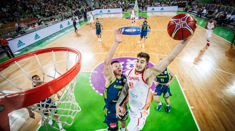 Huans Ernangomess pret Edo Muriču
Foto: FIBA